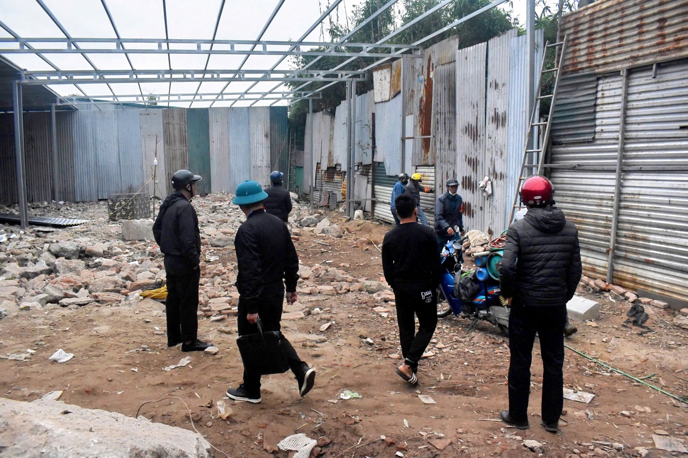 UBND phường Đại Mỗ tổ chức cưỡng chế, khắc phục hậu quả đối với các công trình vi phạm trật tự xây dựng- Ảnh 1.