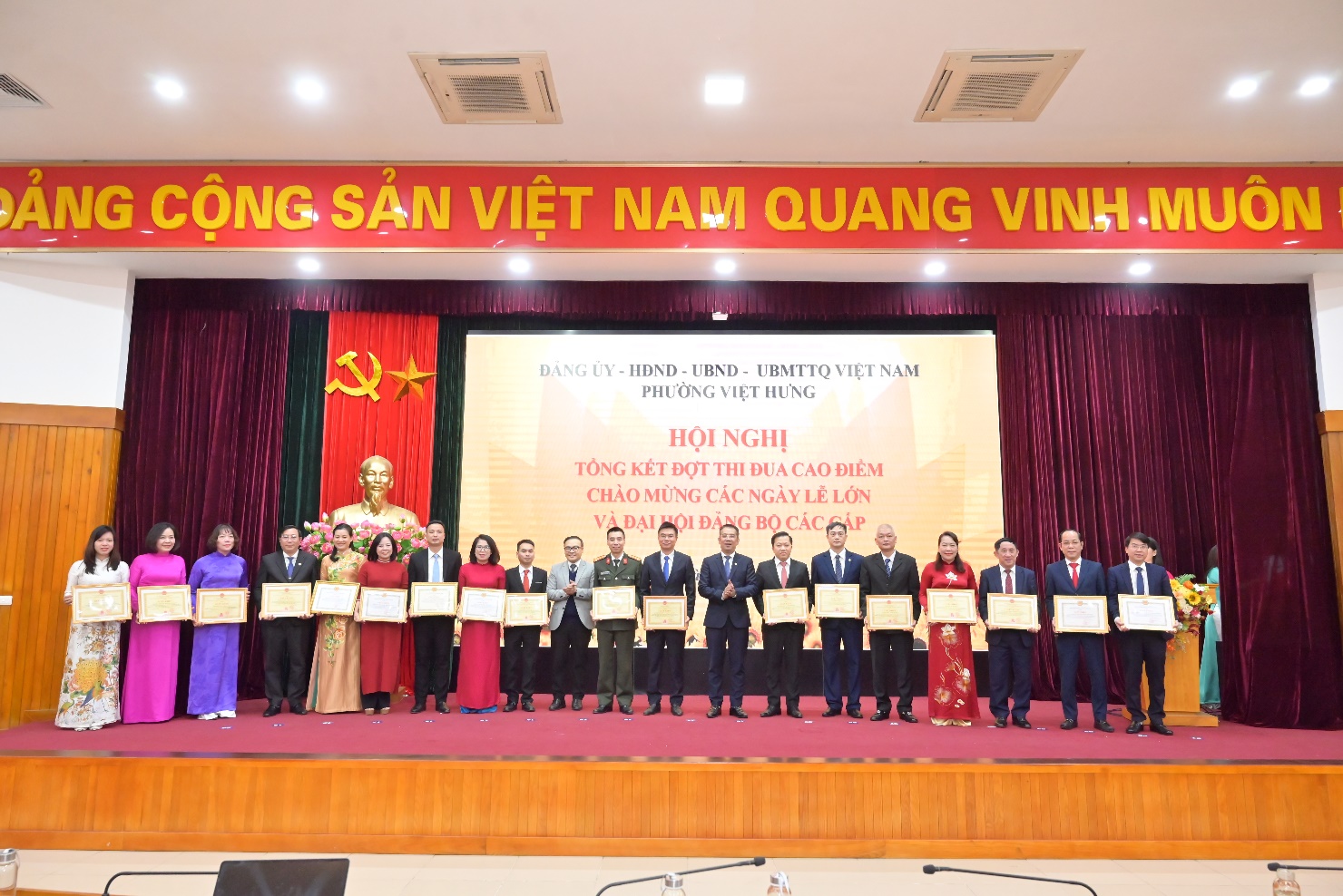 Phường Việt Hưng tổ chức hội nghị tổng kết đợt thi đua cao điểm chào mừng các ngày lễ lớn và Đại hội Đại biểu Đảng bộ các cấp- Ảnh 9.