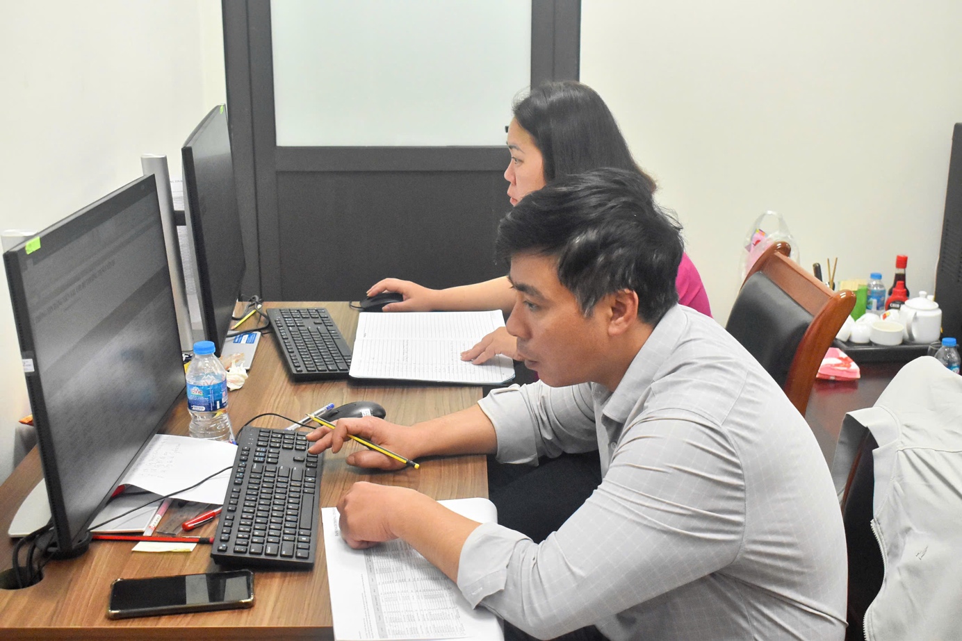 Đảng uỷ phường Đại Mỗ quyết tâm về đích sớm trong chiến dịch "10 ngày đêm làm sạch, chuẩn hóa dữ liệu tổ chức đảng, đảng viên, cán bộ lãnh đạo quản lý trong hệ thống chính trị trên cơ sở dữ liệu đảng viên toàn Đảng bộ phường"- Ảnh 1.