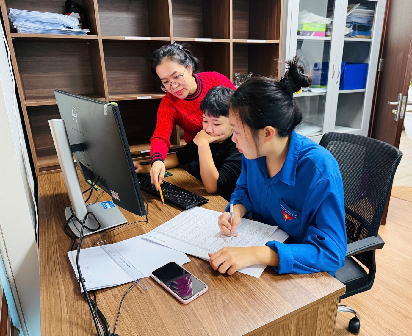 Đảng uỷ phường Đại Mỗ quyết tâm về đích sớm trong chiến dịch "10 ngày đêm làm sạch, chuẩn hóa dữ liệu tổ chức đảng, đảng viên, cán bộ lãnh đạo quản lý trong hệ thống chính trị trên cơ sở dữ liệu đảng viên toàn Đảng bộ phường"- Ảnh 3.