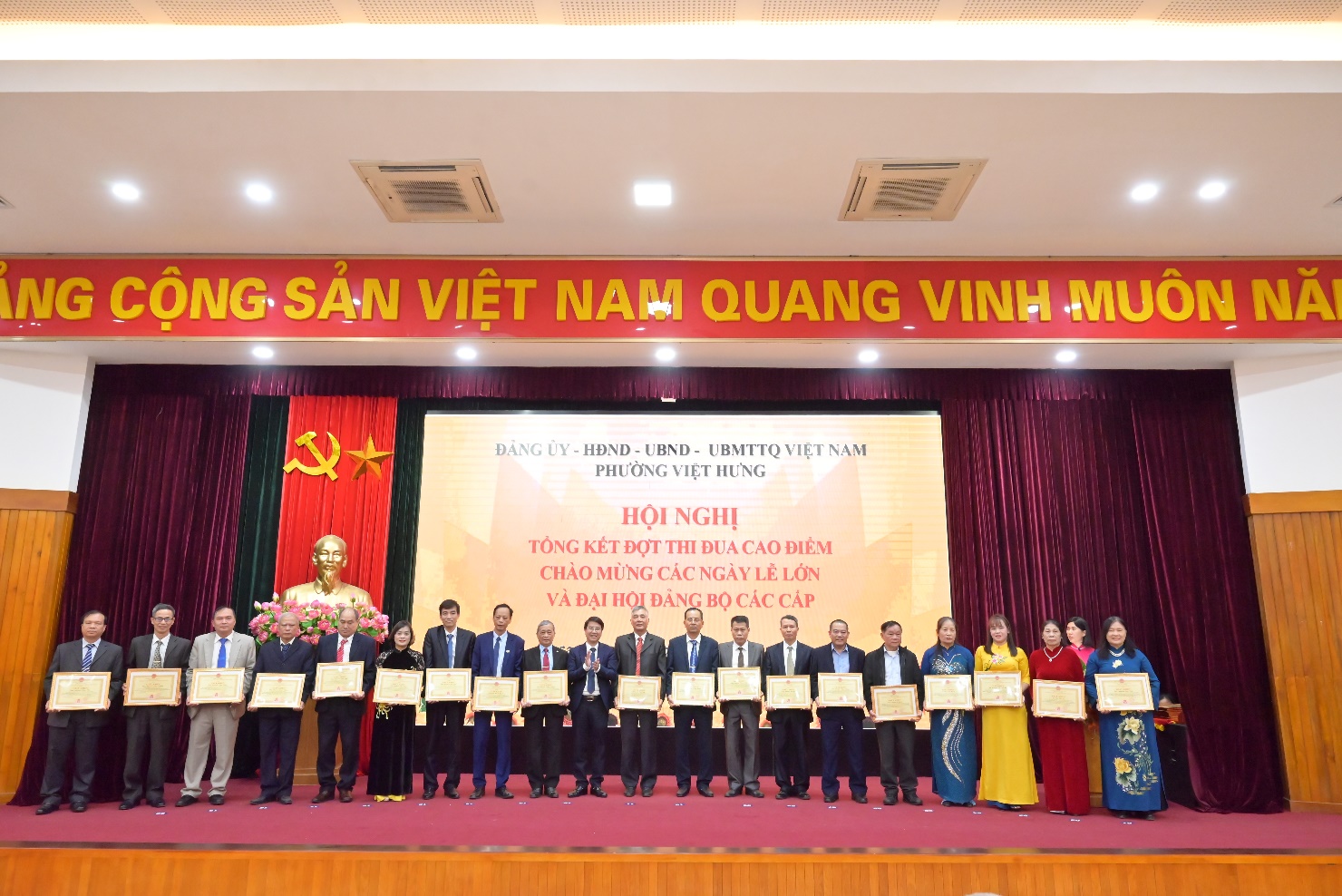 Phường Việt Hưng tổ chức hội nghị tổng kết đợt thi đua cao điểm chào mừng các ngày lễ lớn và Đại hội Đại biểu Đảng bộ các cấp- Ảnh 13.