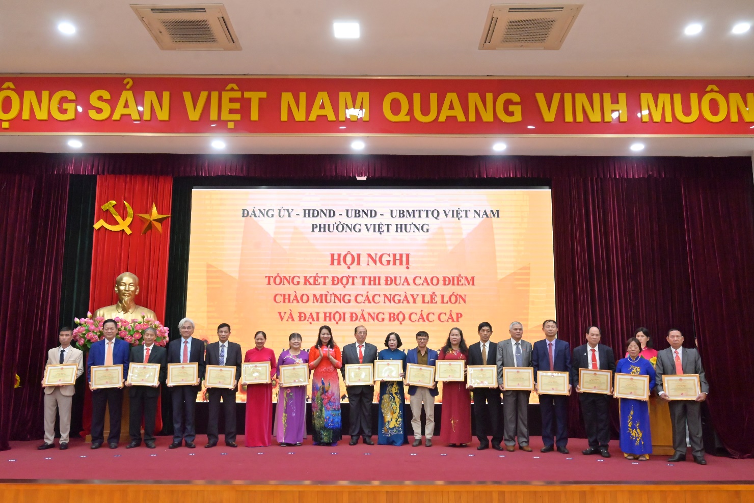 Phường Việt Hưng tổ chức hội nghị tổng kết đợt thi đua cao điểm chào mừng các ngày lễ lớn và Đại hội Đại biểu Đảng bộ các cấp- Ảnh 16.