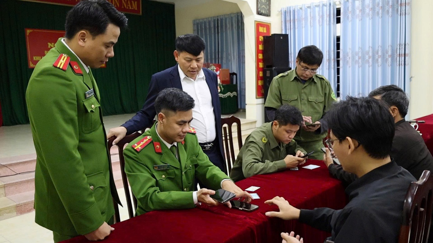 Công an xã Đại Xuyên triển khai đồng loạt thực hiện cao điểm 60 ngày đêm làm sạch dữ liệu phương tiện và Giấy phép lái xe tại các khu dân cư- Ảnh 1.