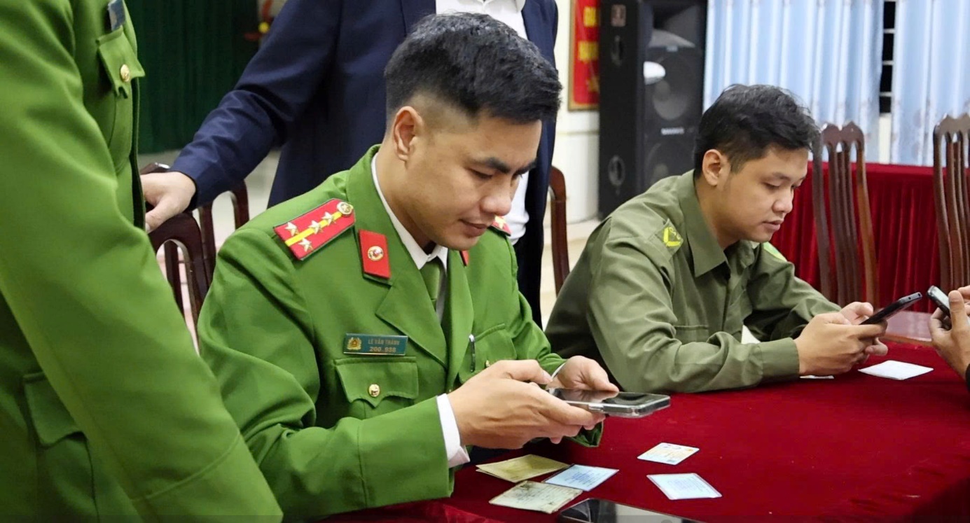 Công an xã Đại Xuyên triển khai đồng loạt thực hiện cao điểm 60 ngày đêm làm sạch dữ liệu phương tiện và Giấy phép lái xe tại các khu dân cư- Ảnh 2.