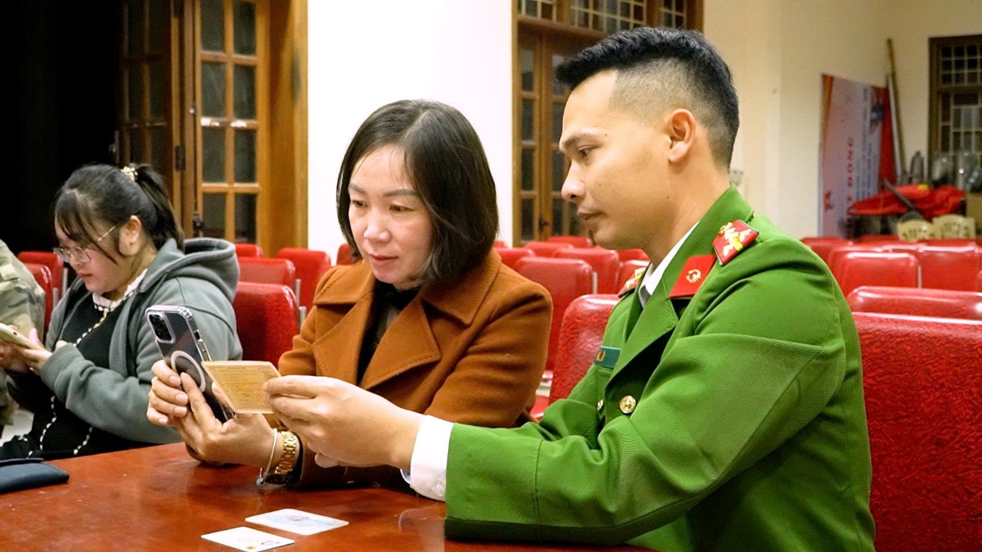 Công an xã Đại Xuyên triển khai đồng loạt thực hiện cao điểm 60 ngày đêm làm sạch dữ liệu phương tiện và Giấy phép lái xe tại các khu dân cư- Ảnh 3.