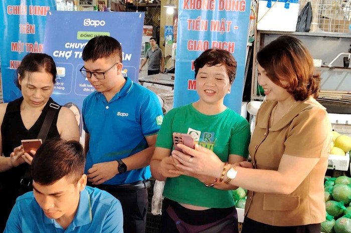 Phường Thanh Xuân chú trọng "cầm tay chỉ việc" hỗ trợ hộ kinh doanh, doanh nghiệp chuyển đổi số- Ảnh 2.