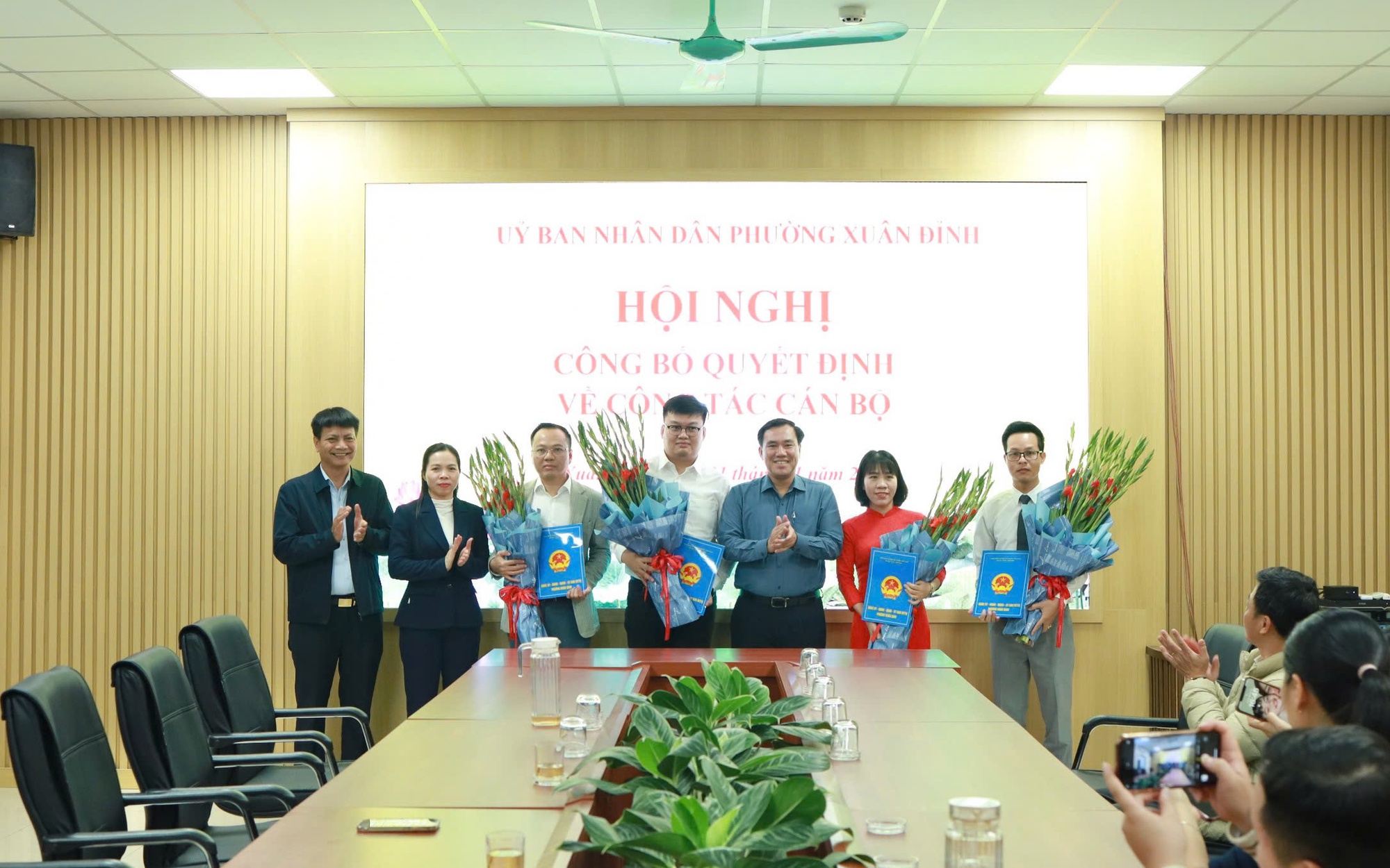 UBND phường Xuân Đỉnh bổ nhiệm 4 cán bộ lãnh đạo cấp phòng