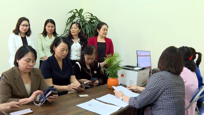 UBND xã Hoài Đức ra mắt mô hình 5 điểm hỗ trợ thực hiện thủ tục hành chính trực tuyến- Ảnh 10.