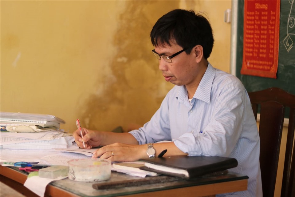 Thầy giáo khuyết tật truyền “ngọn lửa” đam mê môn Toán cho học sinh- Ảnh 1.