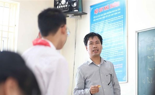 Thầy giáo khuyết tật truyền “ngọn lửa” đam mê môn Toán cho học sinh- Ảnh 2.