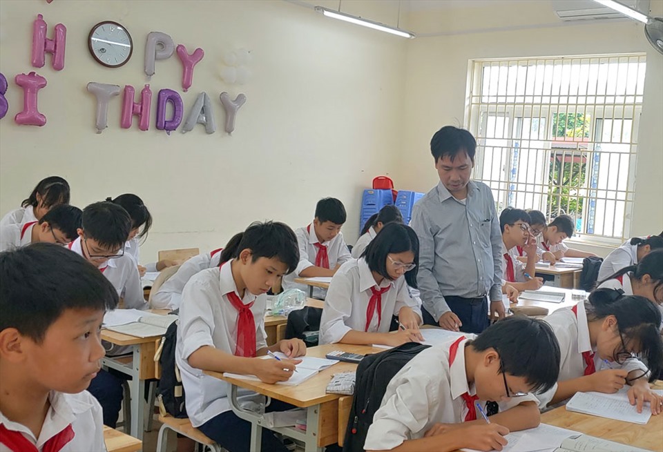 Thầy giáo khuyết tật truyền “ngọn lửa” đam mê môn Toán cho học sinh- Ảnh 3.