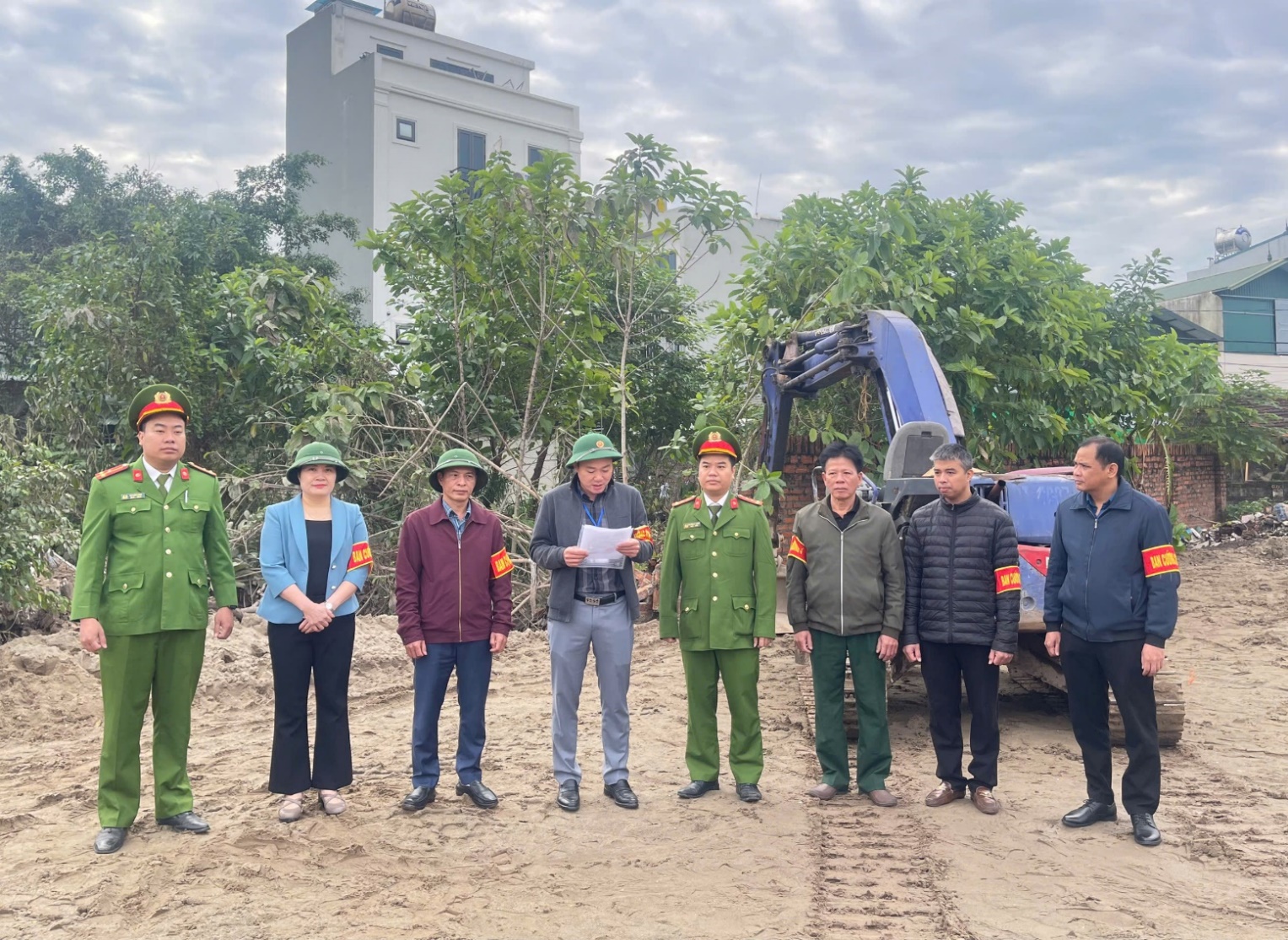 UBND xã Hoài Đức tổ chức cưỡng chế thu hồi đất phục vụ dự án mở rộng Trường THPT Hoài Đức A- Ảnh 1.