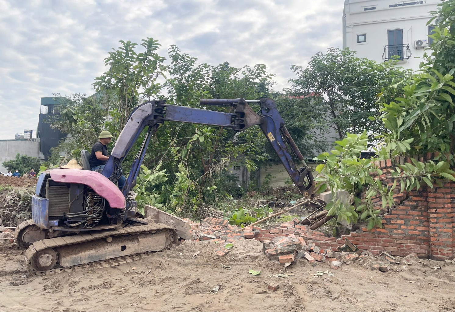 UBND xã Hoài Đức tổ chức cưỡng chế thu hồi đất phục vụ dự án mở rộng Trường THPT Hoài Đức A- Ảnh 2.