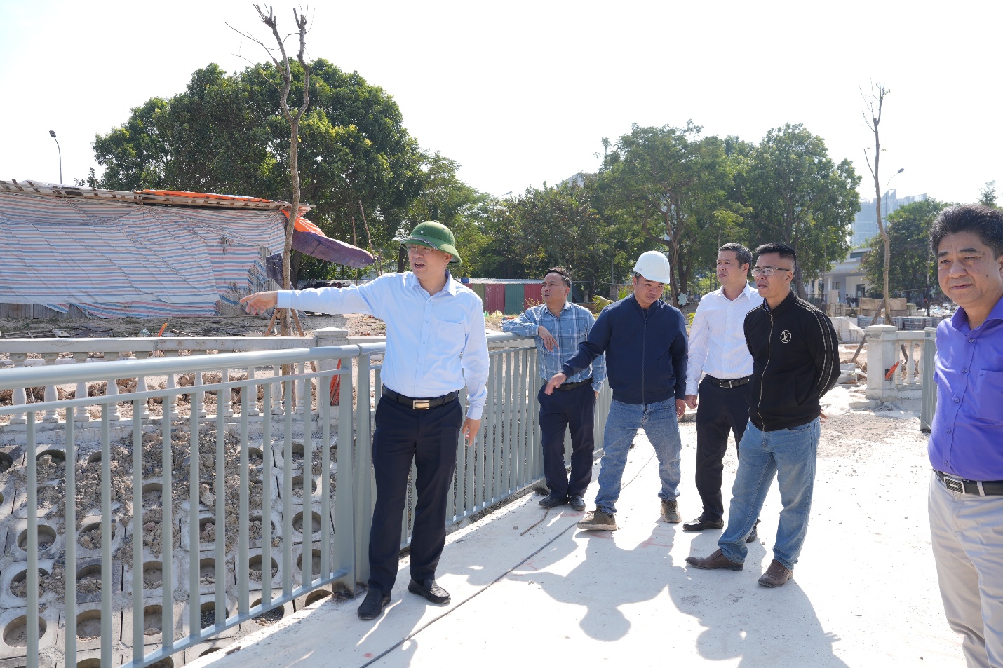 Đồng chí Chủ tịch UBND xã kiểm tra hiện trường một số dự án trên địa bàn- Ảnh 1.