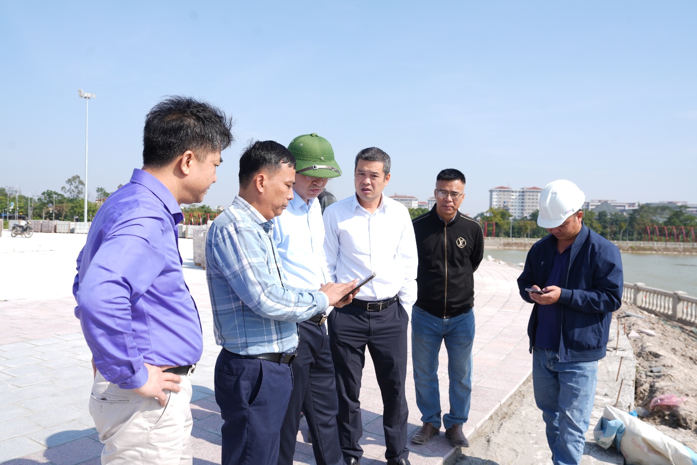 Đồng chí Chủ tịch UBND xã kiểm tra hiện trường một số dự án trên địa bàn- Ảnh 2.