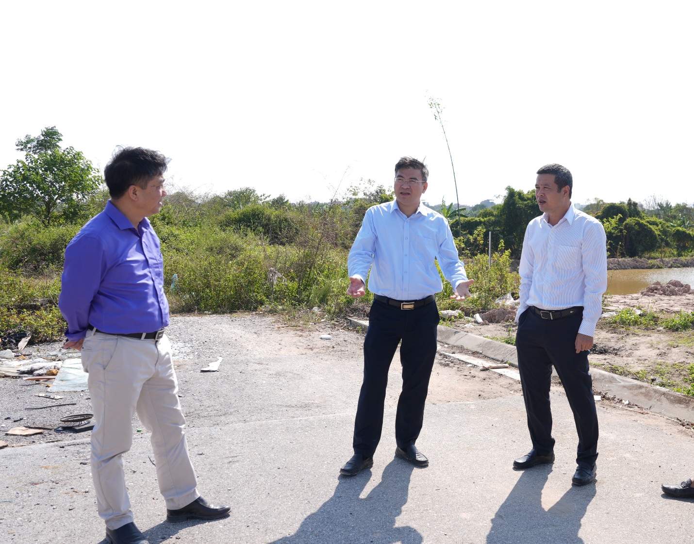 Đồng chí Chủ tịch UBND xã kiểm tra hiện trường một số dự án trên địa bàn- Ảnh 3.
