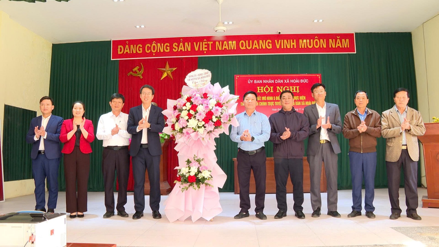 UBND xã Hoài Đức ra mắt mô hình 5 điểm hỗ trợ thực hiện thủ tục hành chính trực tuyến- Ảnh 1.