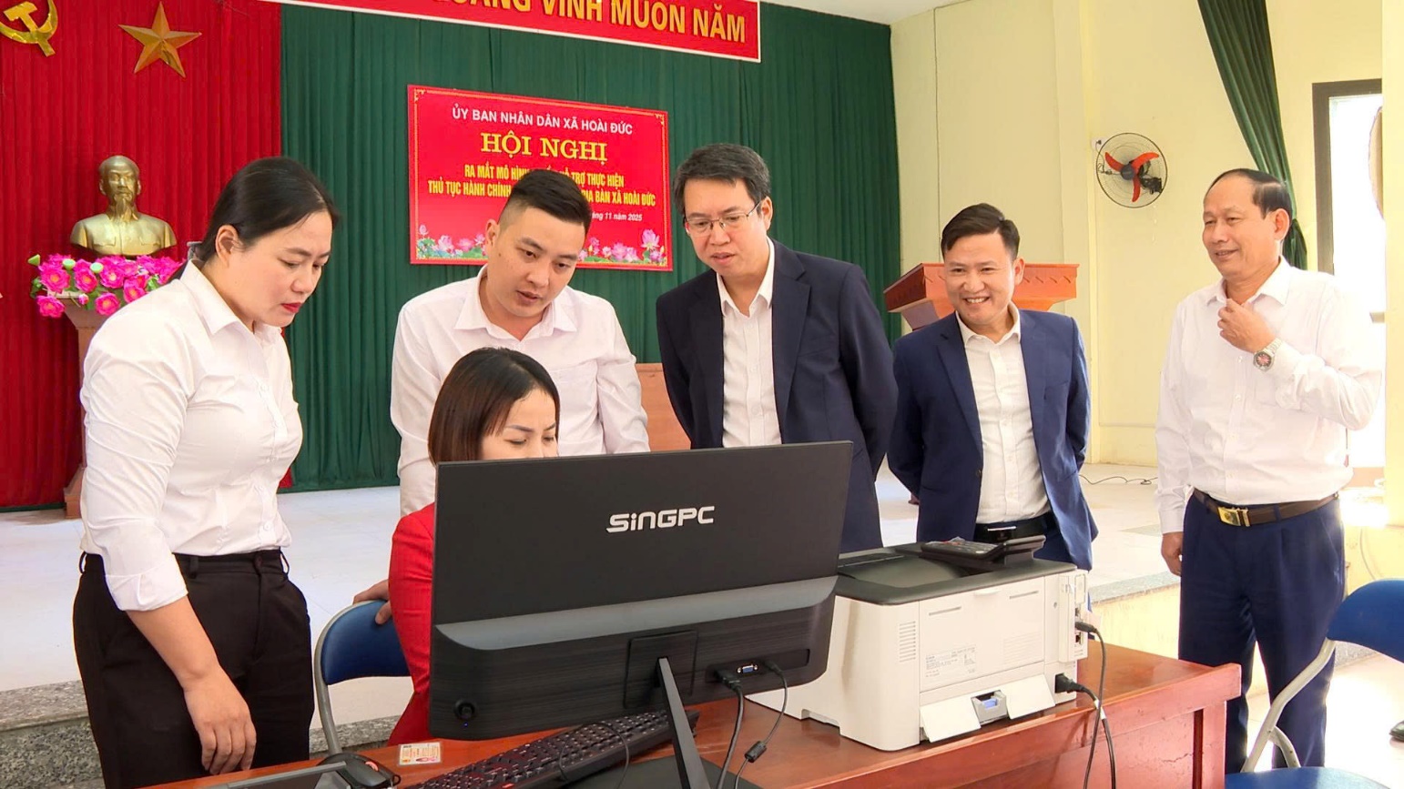 UBND xã Hoài Đức ra mắt mô hình 5 điểm hỗ trợ thực hiện thủ tục hành chính trực tuyến- Ảnh 7.