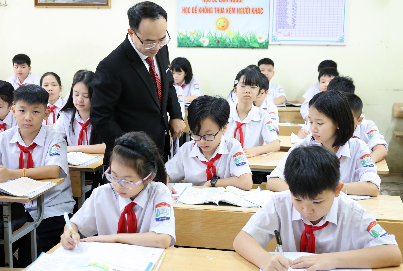 Thầy giáo Hà Minh Tiến – giáo viên trường THCS Bê Tông đổi mới phương pháp, nâng cao chất lượng dạy và học- Ảnh 3.