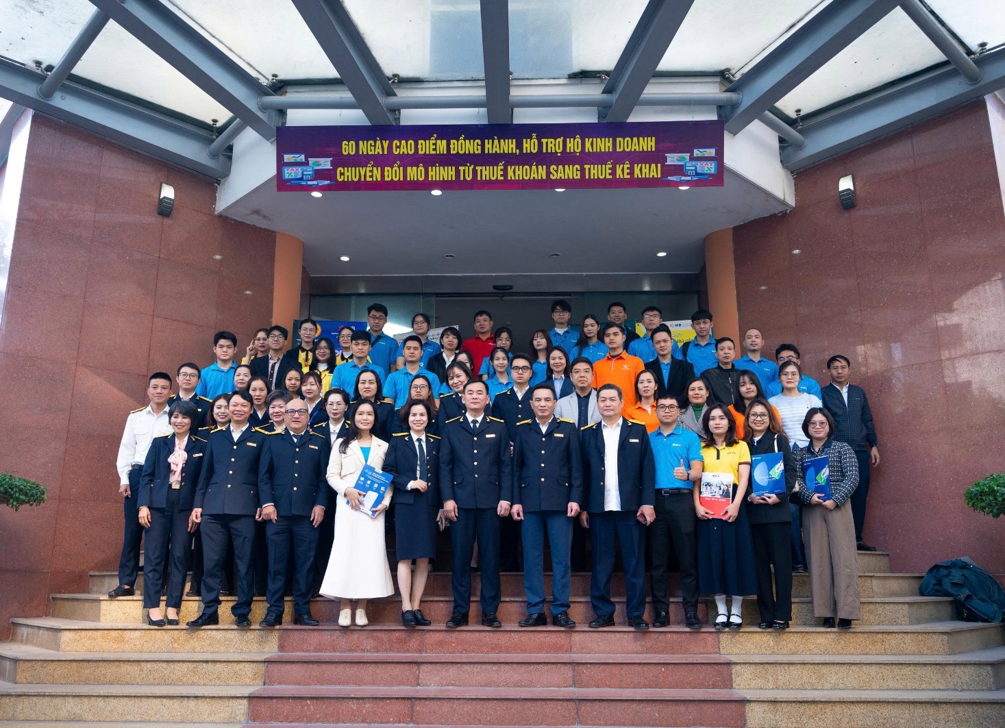 Thuế cơ sở 2 TP Hà Nội tiếp sức - quyết tâm đồng hành cùng các hộ kinh doanh thực hiện “60 ngày cao điểm” chuyển đổi thuế khoán sang kê khai- Ảnh 1.