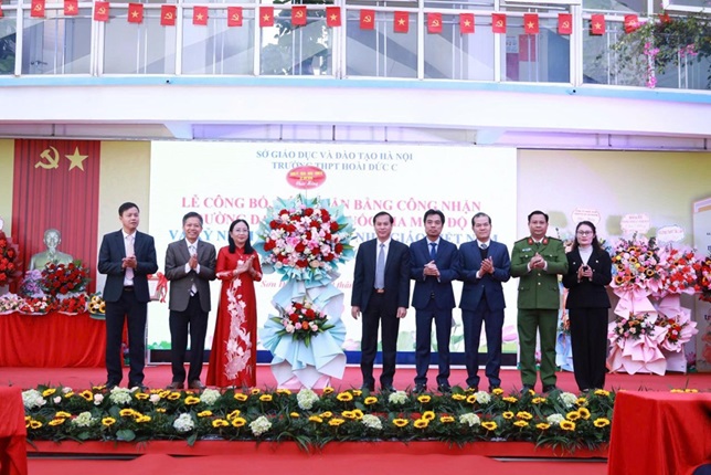 Trường THPT Hoài Đức C tổ chức đón nhận bằng công nhận trường đạt chuẩn quốc gia mức độ 2- Ảnh 1.