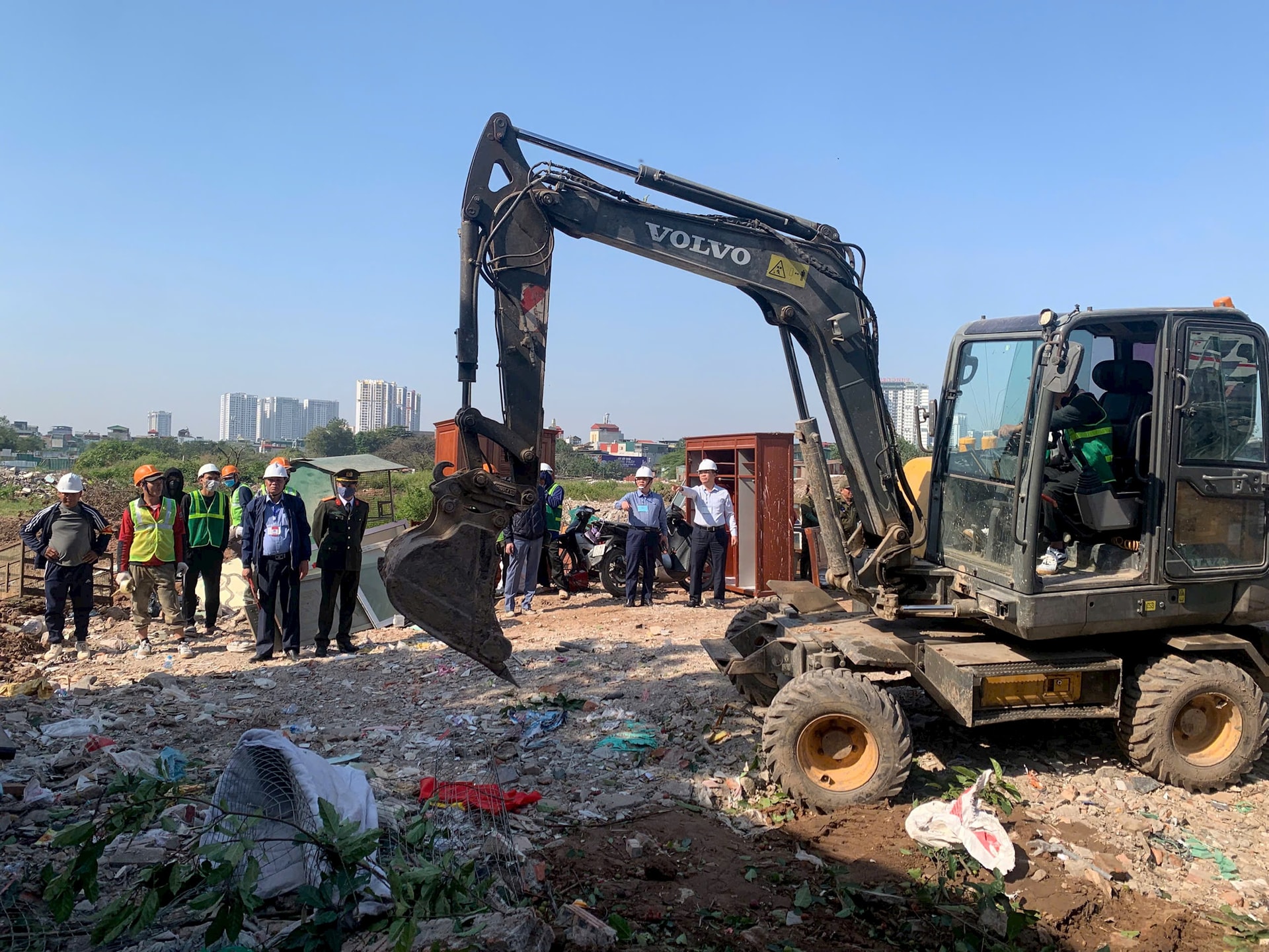 Phường Khương Đình cưỡng chế bàn giao mặt bằng dự án nhà tang lễ Thanh Xuân- Ảnh 1.