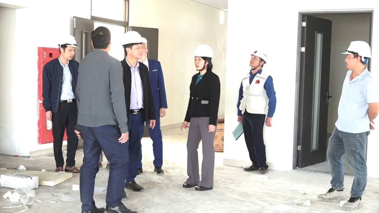 ĐỒNG CHÍ NGUYỄN THỊ NAM – PHÓ BÍ THƯ ĐẢNG UỶ, CHỦ TỊCH UBND XÃ QUẢNG OAI – KIỂM TRA TIẾN ĐỘ THI CÔNG CÁC CÔNG TRÌNH TRỌNG ĐIỂM TRÊN ĐỊA BÀN- Ảnh 1.