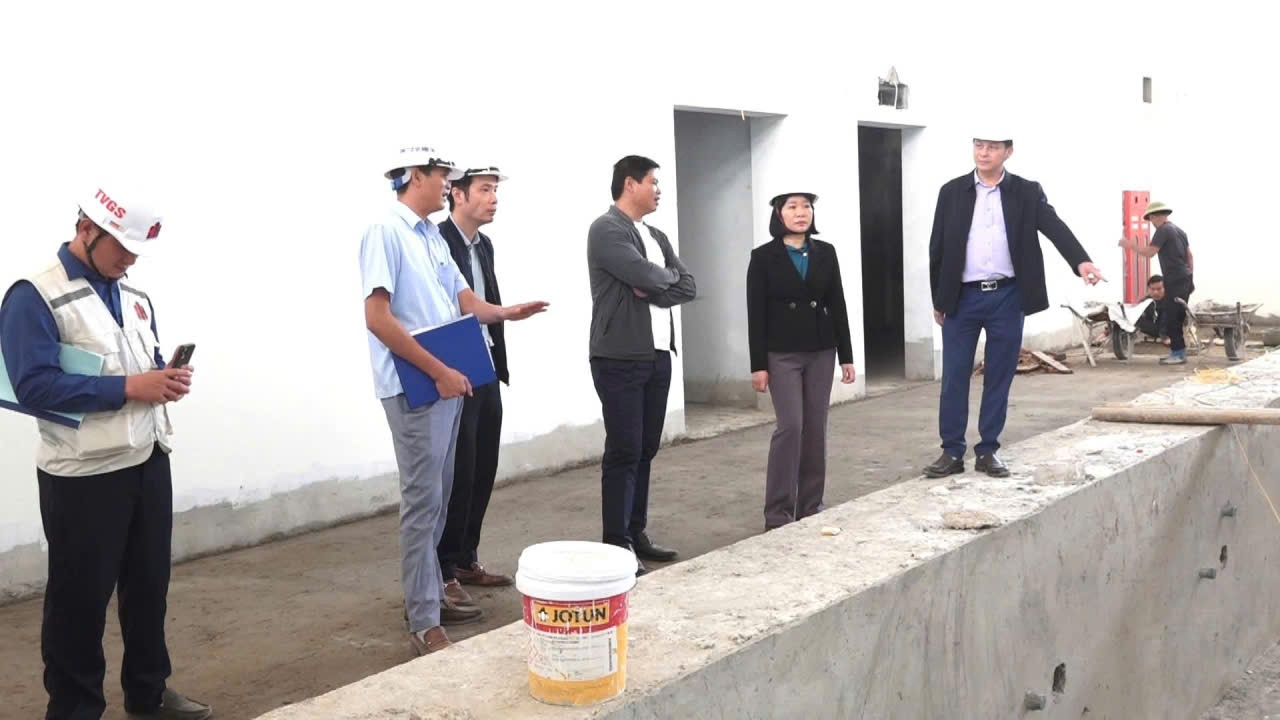 ĐỒNG CHÍ NGUYỄN THỊ NAM – PHÓ BÍ THƯ ĐẢNG UỶ, CHỦ TỊCH UBND XÃ QUẢNG OAI – KIỂM TRA TIẾN ĐỘ THI CÔNG CÁC CÔNG TRÌNH TRỌNG ĐIỂM TRÊN ĐỊA BÀN- Ảnh 3.