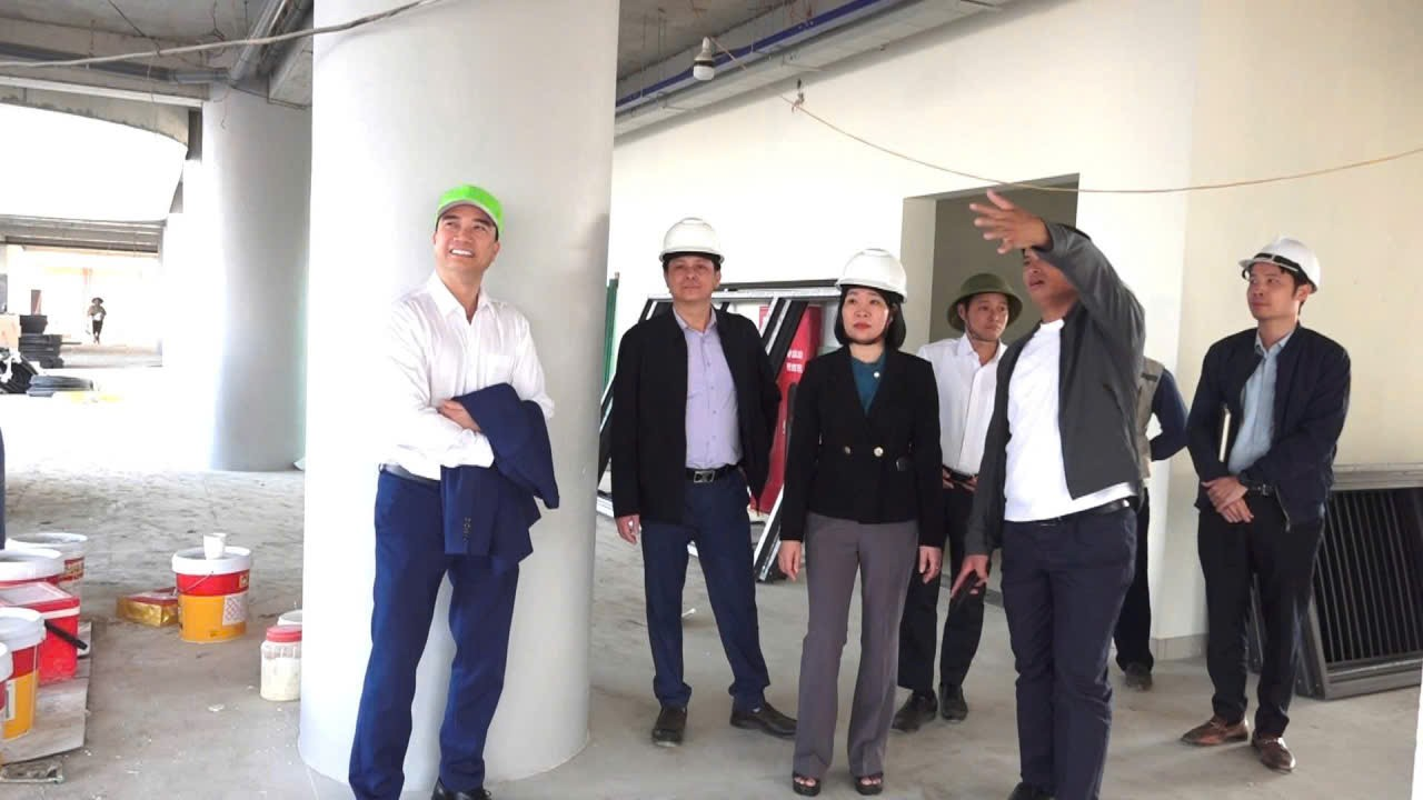 ĐỒNG CHÍ NGUYỄN THỊ NAM – PHÓ BÍ THƯ ĐẢNG UỶ, CHỦ TỊCH UBND XÃ QUẢNG OAI – KIỂM TRA TIẾN ĐỘ THI CÔNG CÁC CÔNG TRÌNH TRỌNG ĐIỂM TRÊN ĐỊA BÀN- Ảnh 5.