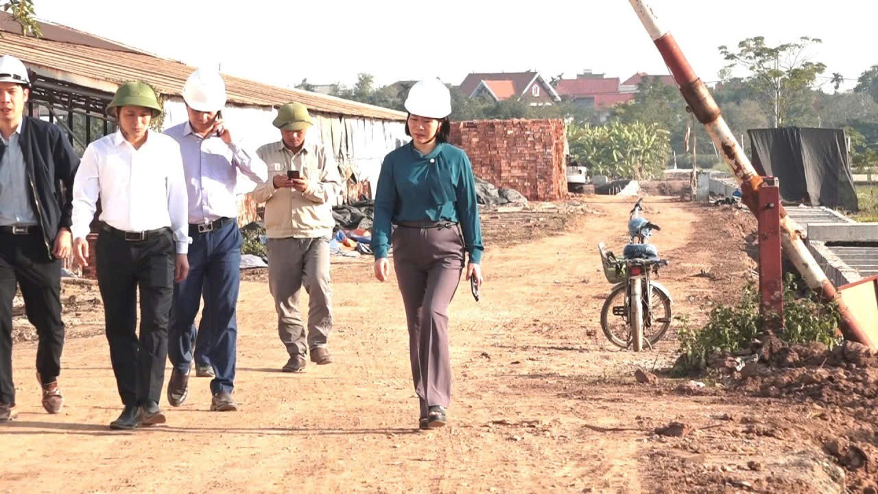 ĐỒNG CHÍ NGUYỄN THỊ NAM – PHÓ BÍ THƯ ĐẢNG UỶ, CHỦ TỊCH UBND XÃ QUẢNG OAI – KIỂM TRA TIẾN ĐỘ THI CÔNG CÁC CÔNG TRÌNH TRỌNG ĐIỂM TRÊN ĐỊA BÀN- Ảnh 6.