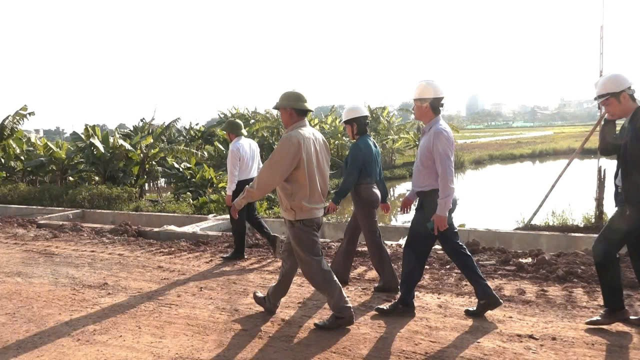 ĐỒNG CHÍ NGUYỄN THỊ NAM – PHÓ BÍ THƯ ĐẢNG UỶ, CHỦ TỊCH UBND XÃ QUẢNG OAI – KIỂM TRA TIẾN ĐỘ THI CÔNG CÁC CÔNG TRÌNH TRỌNG ĐIỂM TRÊN ĐỊA BÀN- Ảnh 7.