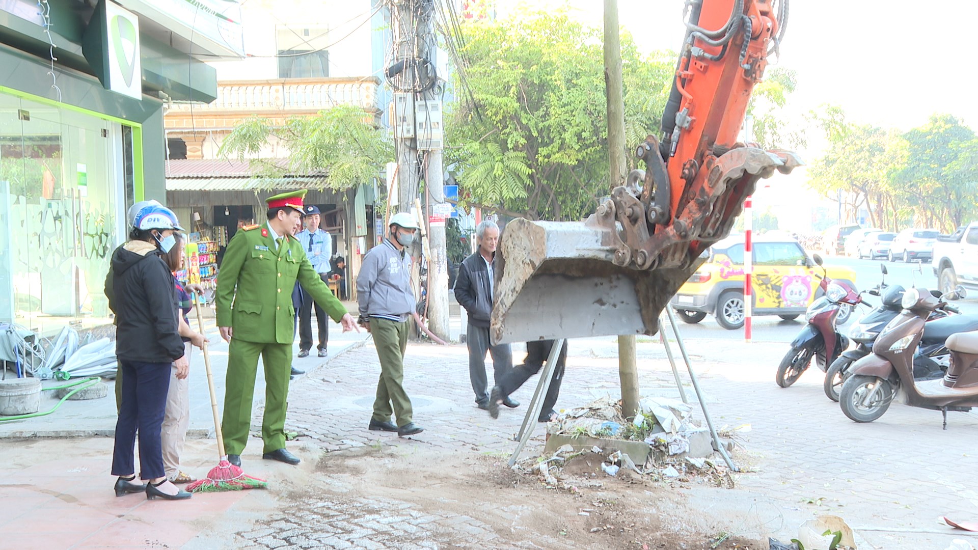 Xã Vĩnh Thanh ra quân xử lý vi phạm trật tự văn minh đô thị, hành lang an toàn giao thông và vệ sinh môi trường trên địa bàn xã- Ảnh 2.