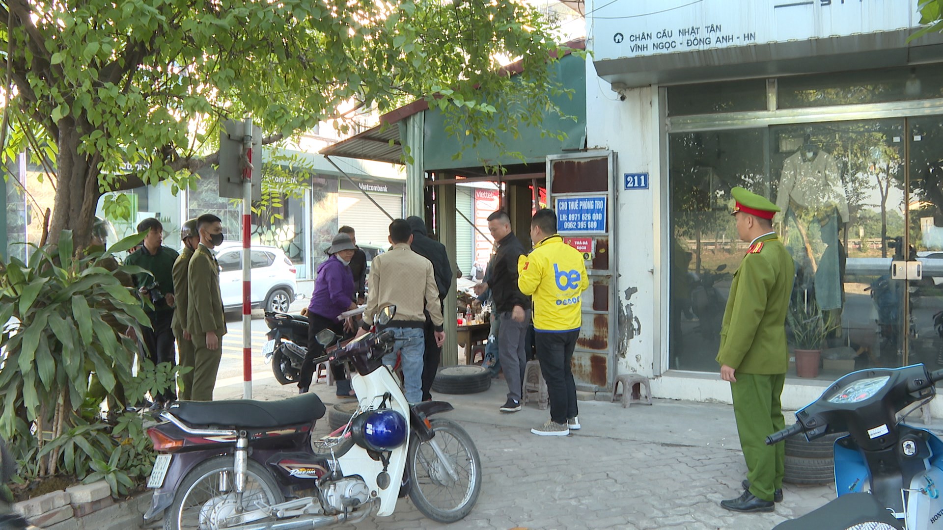 Xã Vĩnh Thanh ra quân xử lý vi phạm trật tự văn minh đô thị, hành lang an toàn giao thông và vệ sinh môi trường trên địa bàn xã- Ảnh 3.