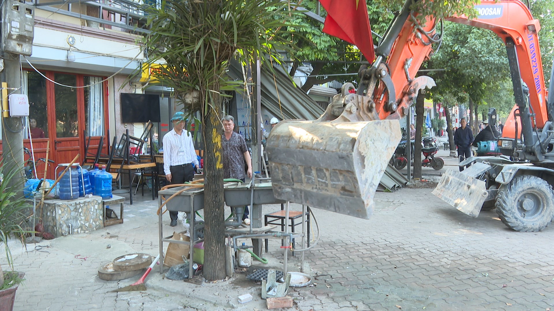 Xã Vĩnh Thanh ra quân xử lý vi phạm trật tự văn minh đô thị, hành lang an toàn giao thông và vệ sinh môi trường trên địa bàn xã- Ảnh 4.