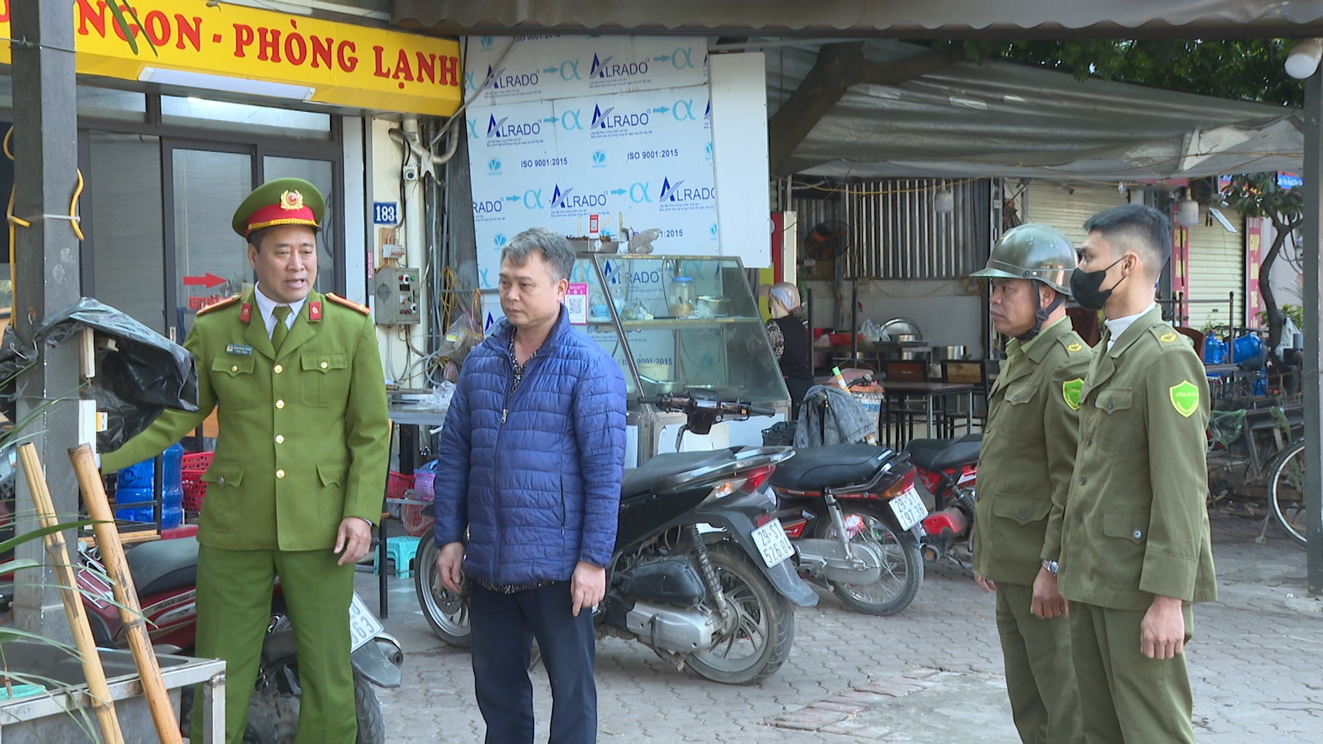 Xã Vĩnh Thanh ra quân xử lý vi phạm trật tự văn minh đô thị, hành lang an toàn giao thông và vệ sinh môi trường trên địa bàn xã- Ảnh 5.