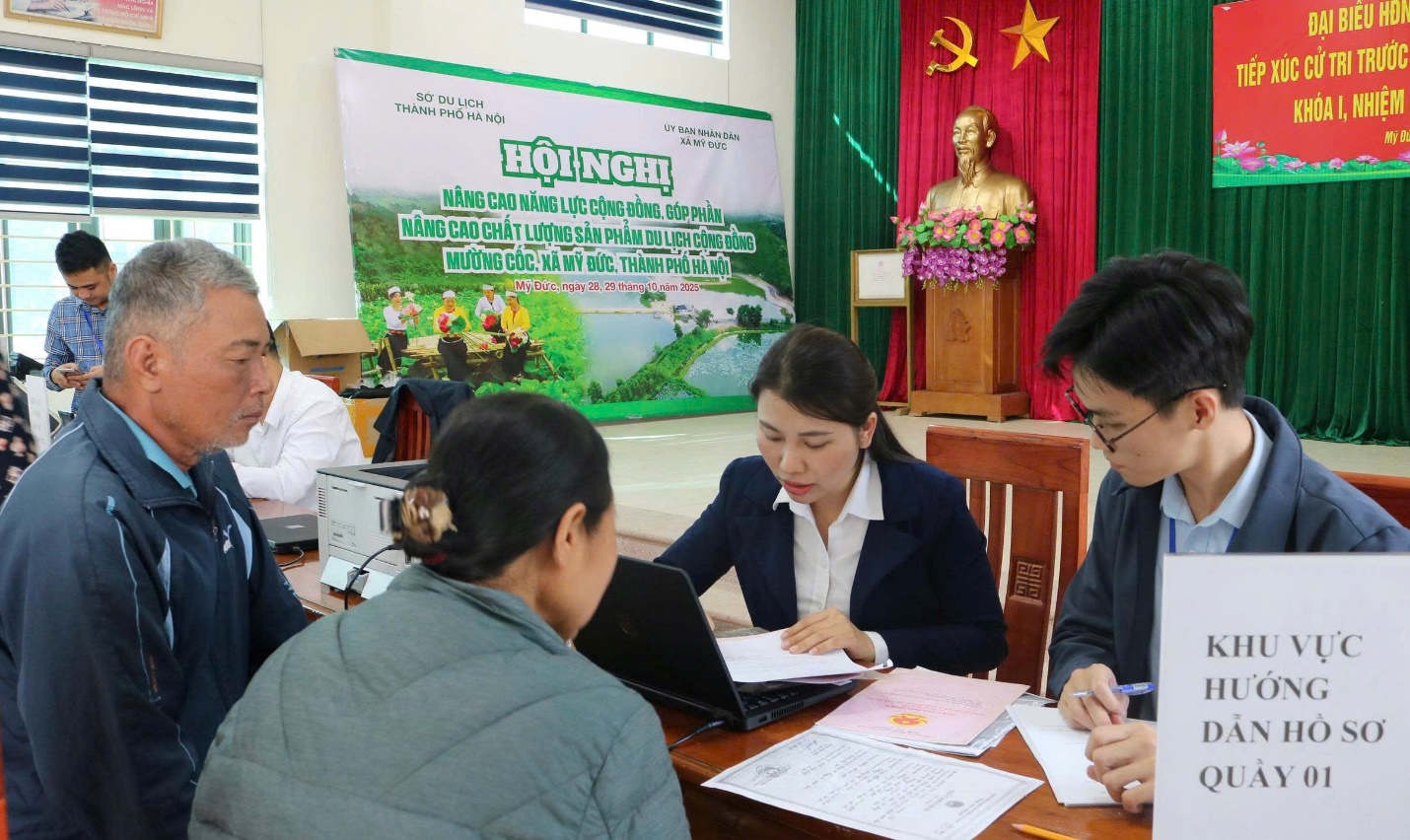 Tiếp nhận trên 60 bộ hồ sơ tại mô hình dịch vụ công lưu động thôn Đồi Dùng, xã Mỹ Đức- Ảnh 2.