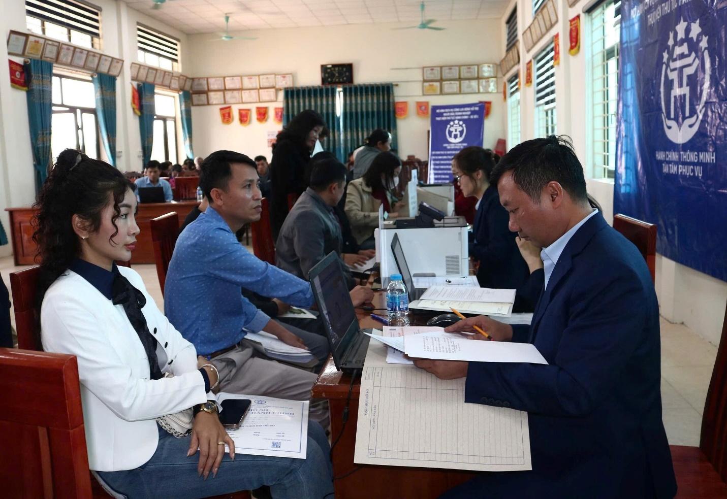 Tiếp nhận trên 60 bộ hồ sơ tại mô hình dịch vụ công lưu động thôn Đồi Dùng, xã Mỹ Đức- Ảnh 3.