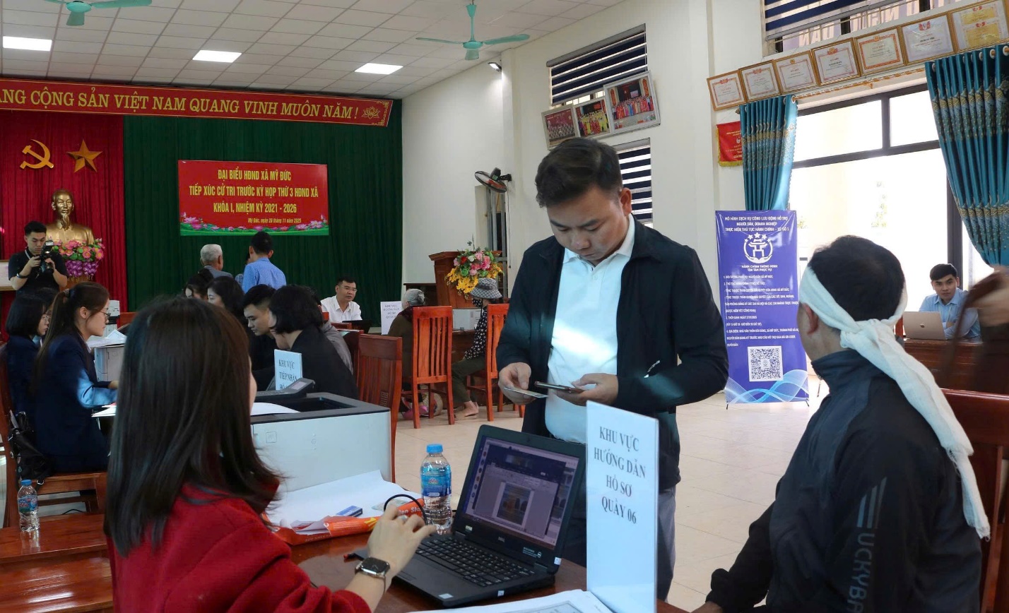 Tiếp nhận trên 60 bộ hồ sơ tại mô hình dịch vụ công lưu động thôn Đồi Dùng, xã Mỹ Đức- Ảnh 4.