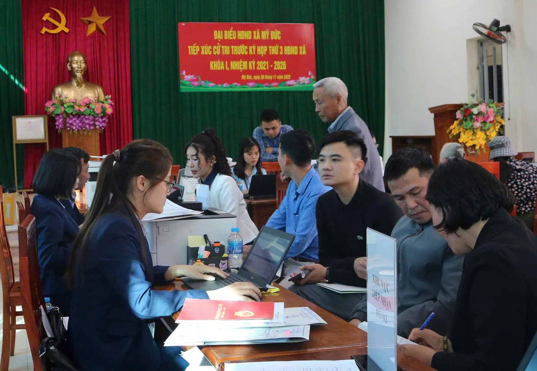 Tiếp nhận trên 60 bộ hồ sơ tại mô hình dịch vụ công lưu động thôn Đồi Dùng, xã Mỹ Đức- Ảnh 5.