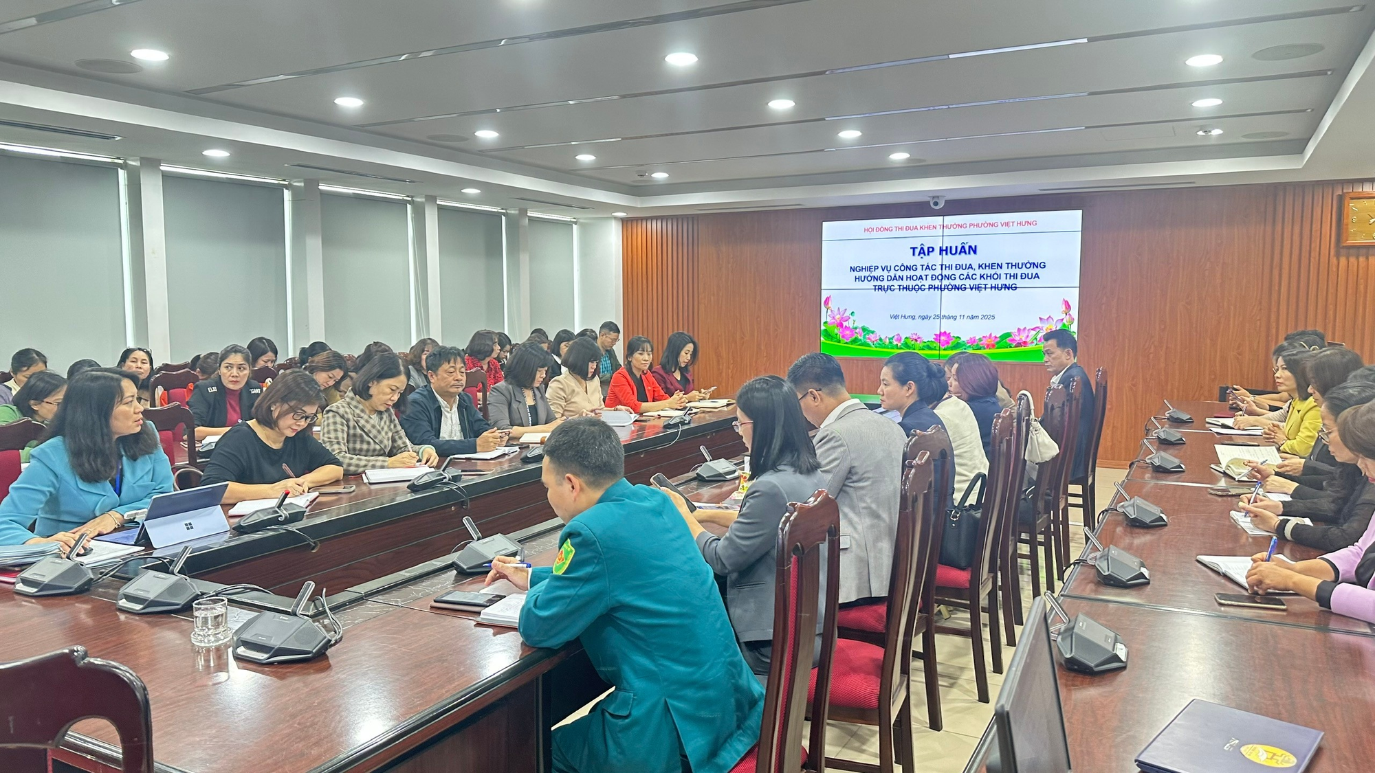 Phường Việt Hưng tổ chức hội nghị tập huấn, hướng dẫn nghiệp vụ công tác Thi đua, khen thưởng và hướng dẫn hoạt động của các khối thi đua- Ảnh 1.