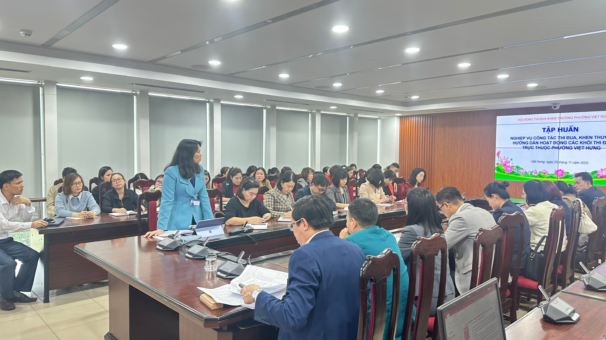 Phường Việt Hưng tổ chức hội nghị tập huấn, hướng dẫn nghiệp vụ công tác Thi đua, khen thưởng và hướng dẫn hoạt động của các khối thi đua- Ảnh 2.