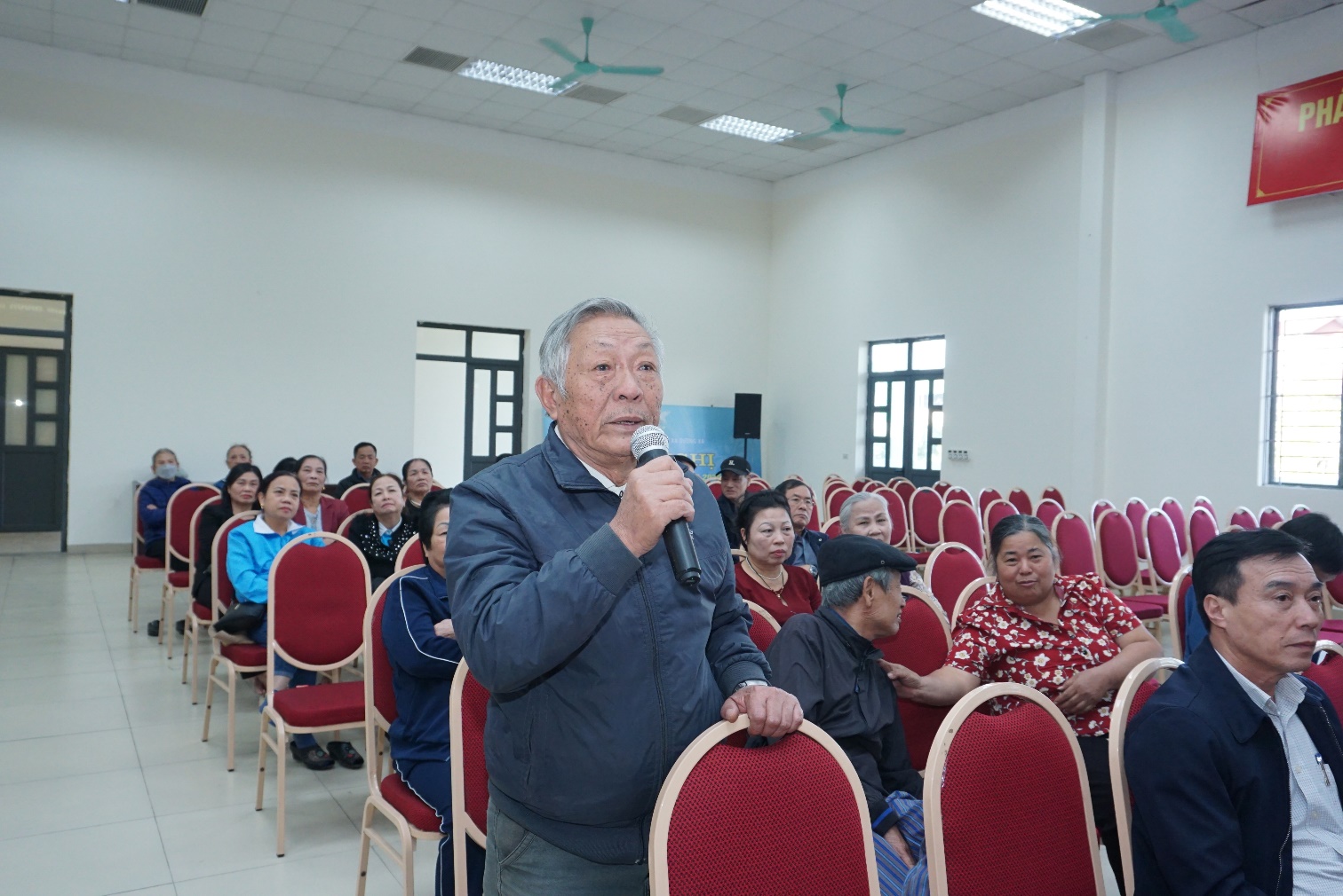 Tổ đại biểu số 2 và số 4 tiếp tục tiếp xúc cử tri tại các đơn vị bầu cử- Ảnh 2.