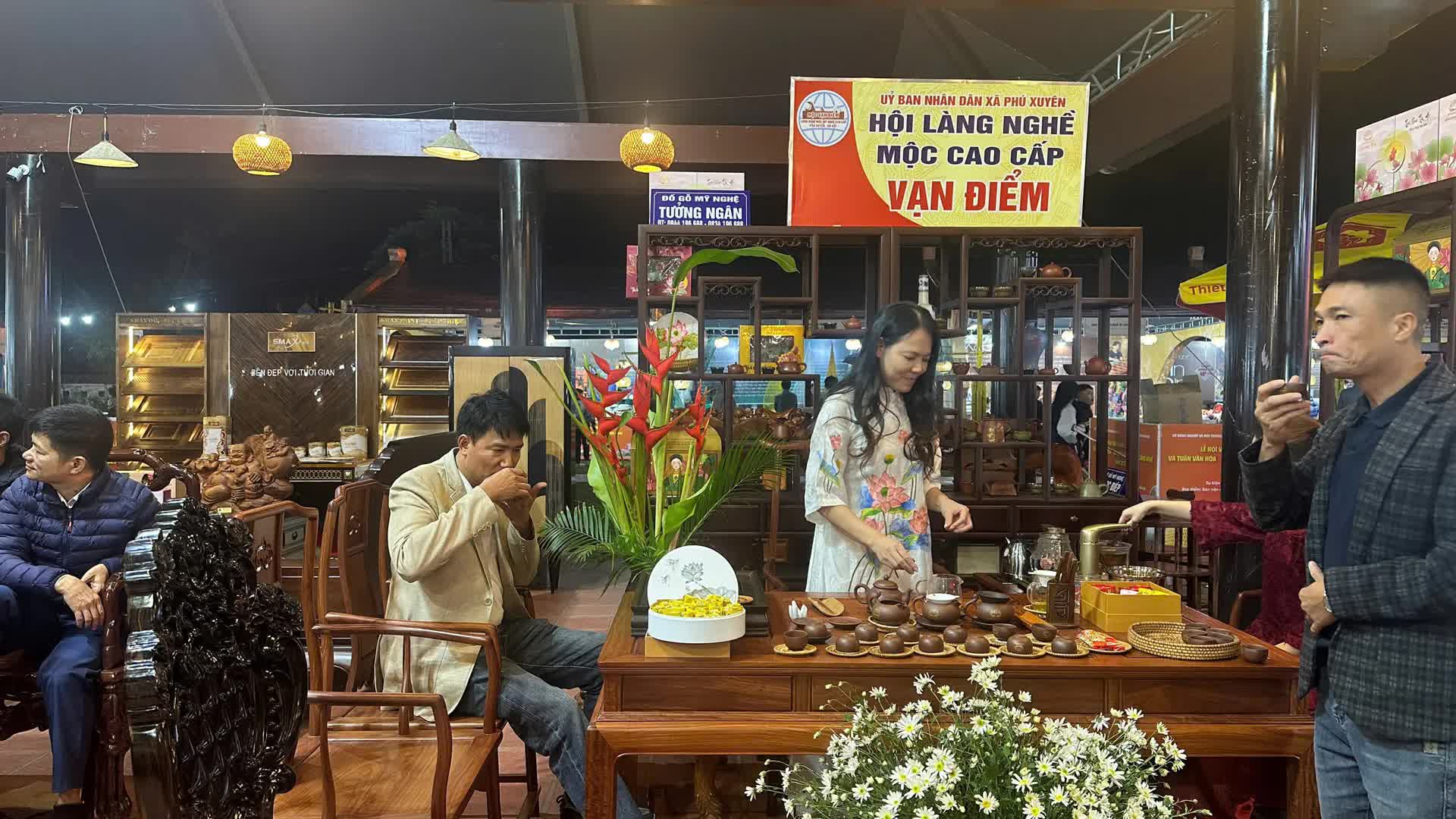 Phú Xuyên khai mạc “Lễ hội vinh danh làng nghề và Tuần văn hóa - Du lịch, thương mại làng nghề năm 2025”- Ảnh 6.