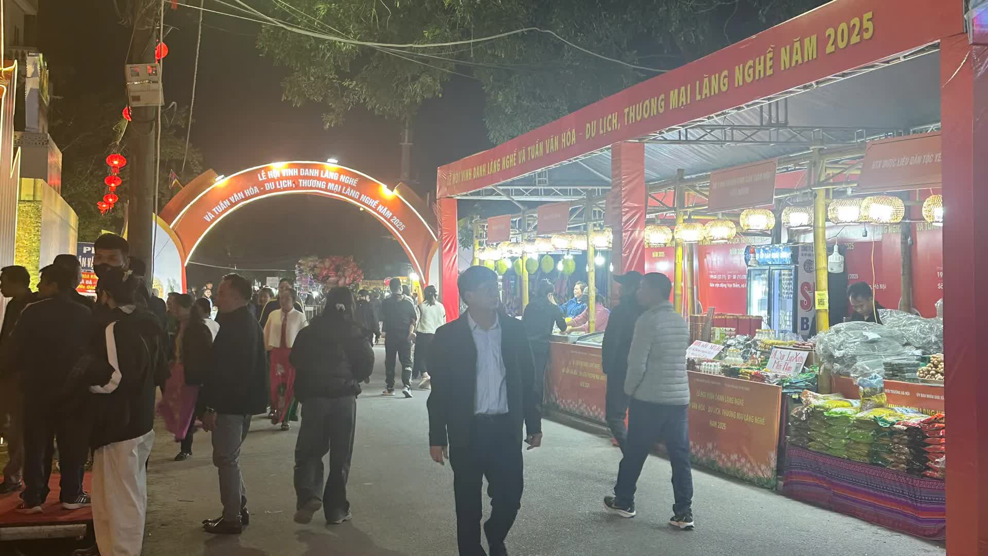 Phú Xuyên khai mạc “Lễ hội vinh danh làng nghề và Tuần văn hóa - Du lịch, thương mại làng nghề năm 2025”- Ảnh 5.