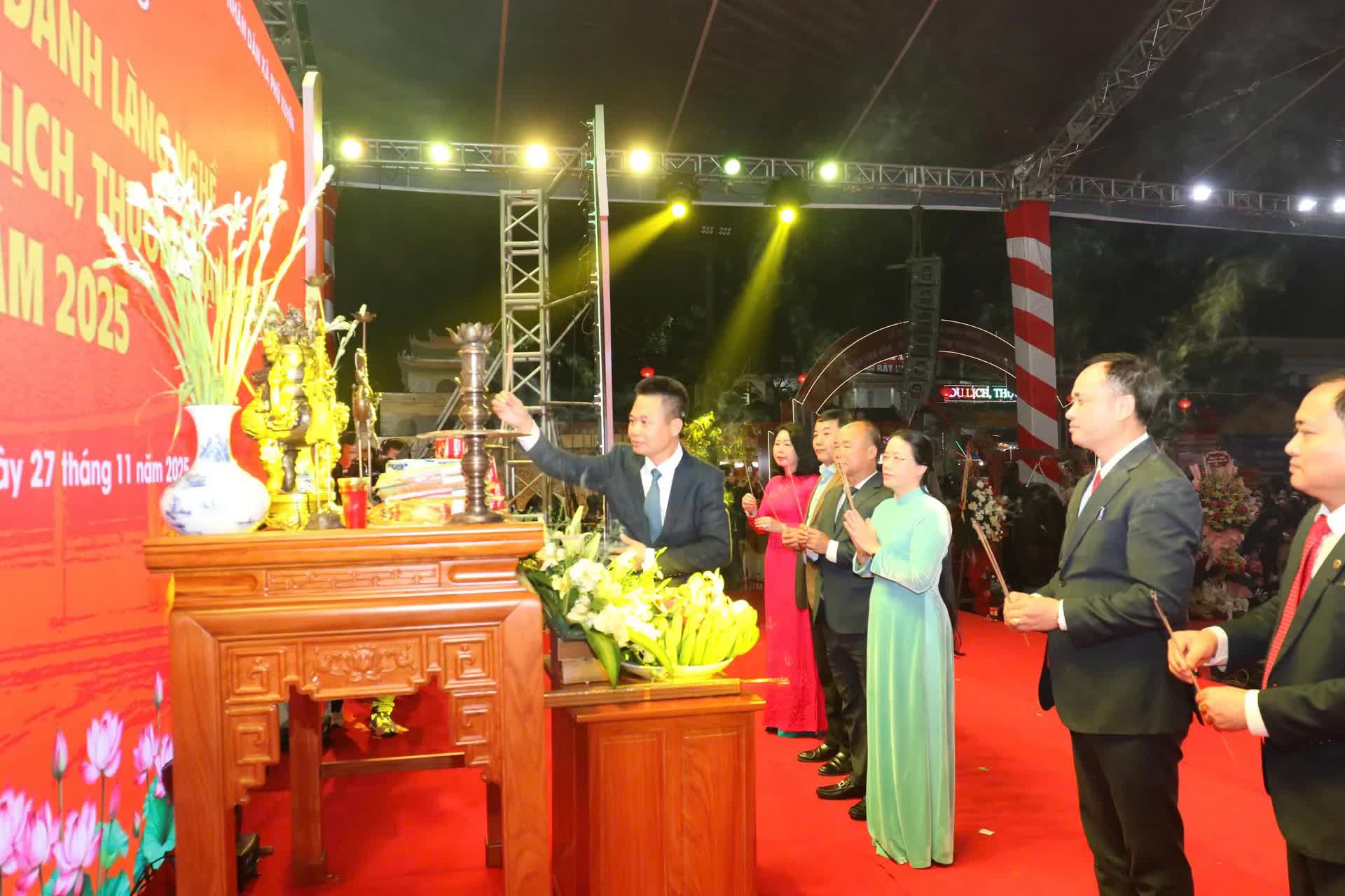 Phú Xuyên khai mạc “Lễ hội vinh danh làng nghề và Tuần văn hóa - Du lịch, thương mại làng nghề năm 2025”- Ảnh 4.