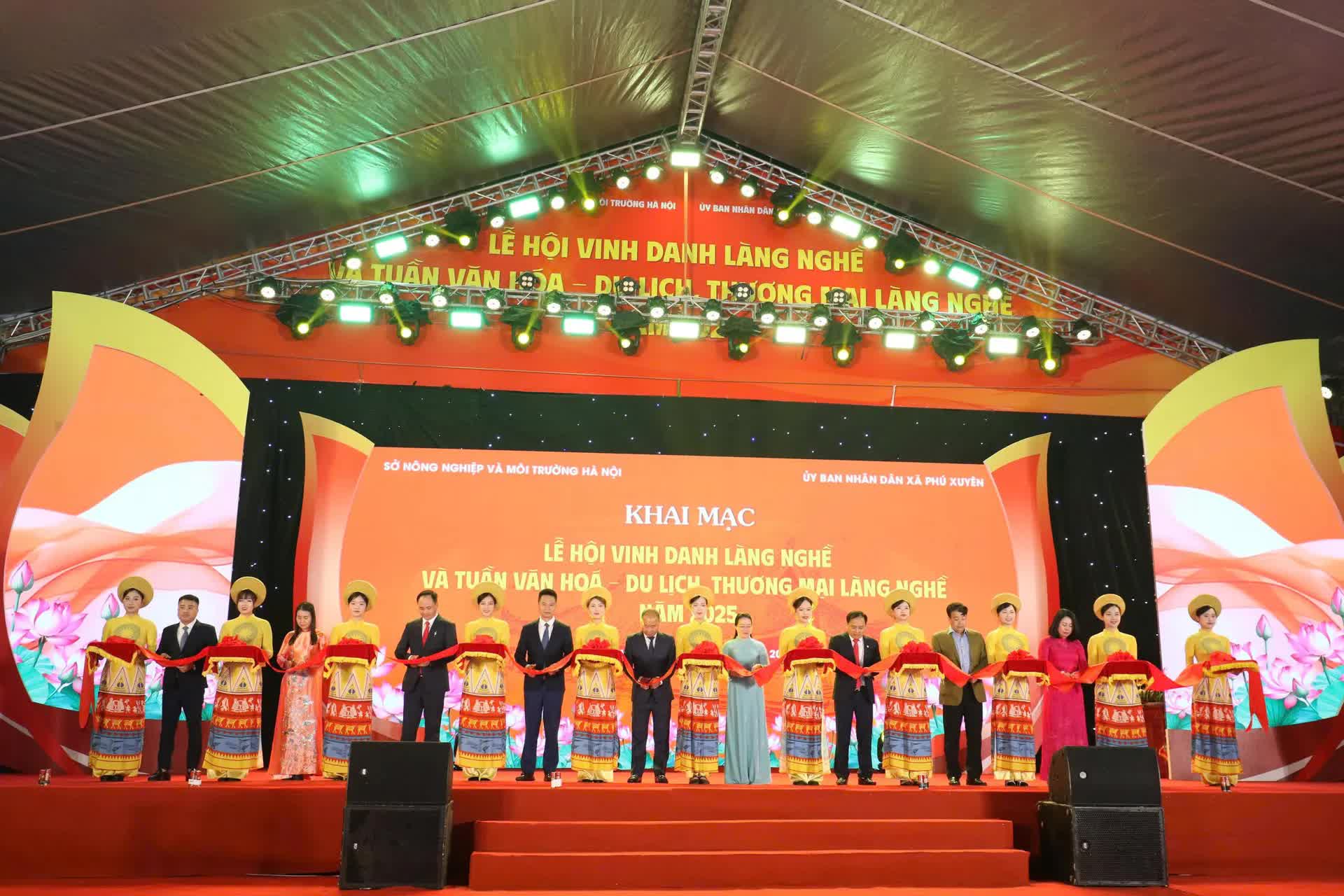 Phú Xuyên khai mạc “Lễ hội vinh danh làng nghề và Tuần văn hóa - Du lịch, thương mại làng nghề năm 2025”- Ảnh 2.