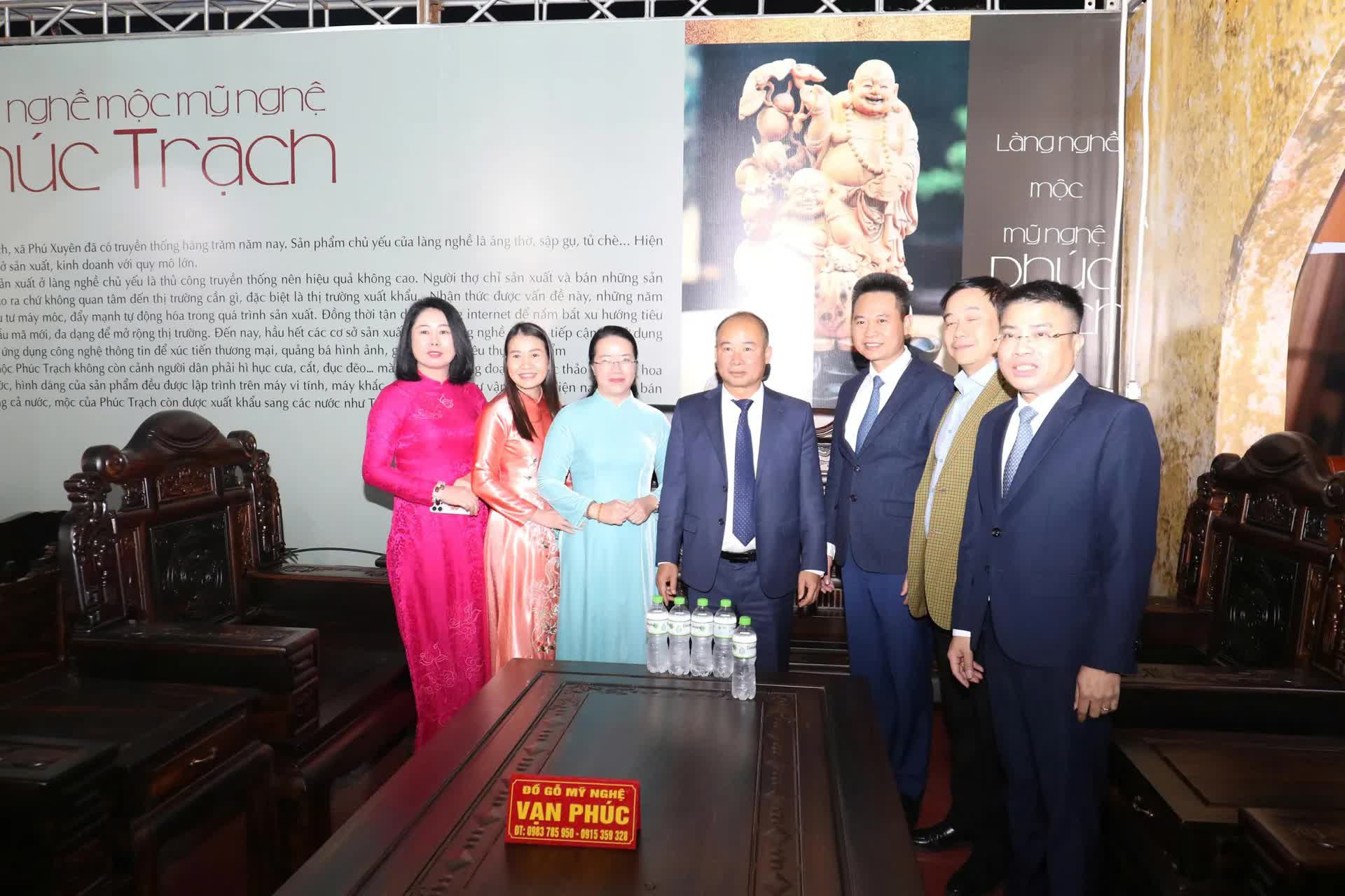 Phú Xuyên khai mạc “Lễ hội vinh danh làng nghề và Tuần văn hóa - Du lịch, thương mại làng nghề năm 2025”- Ảnh 1.