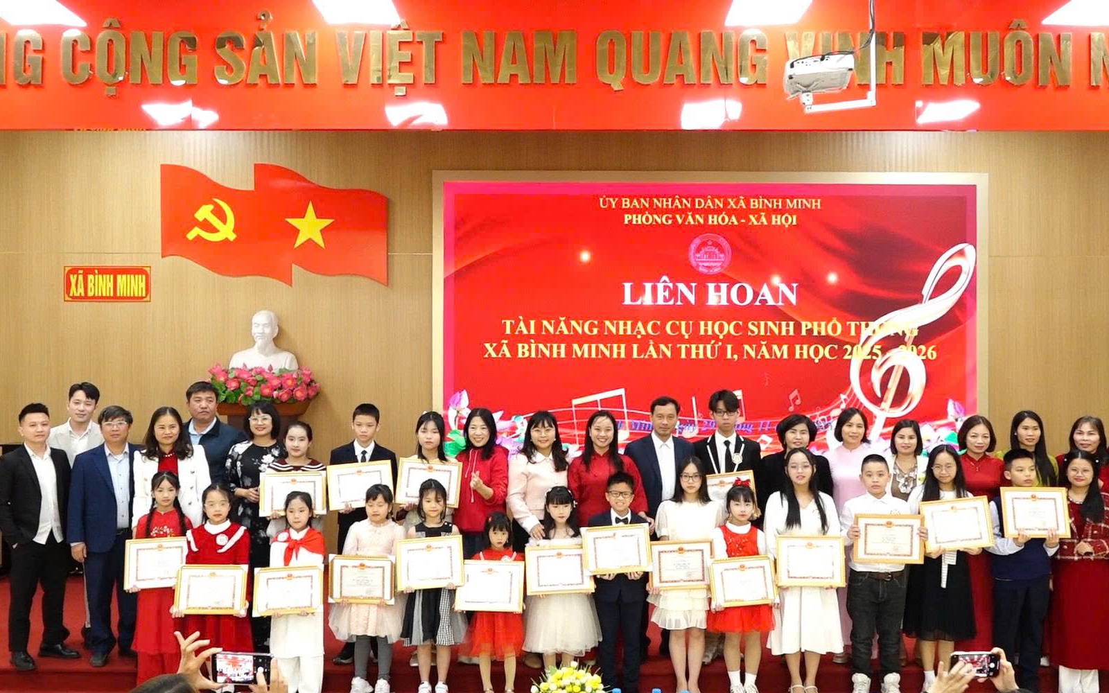 Ảnh: Đại biểu xã và các thí sinh 