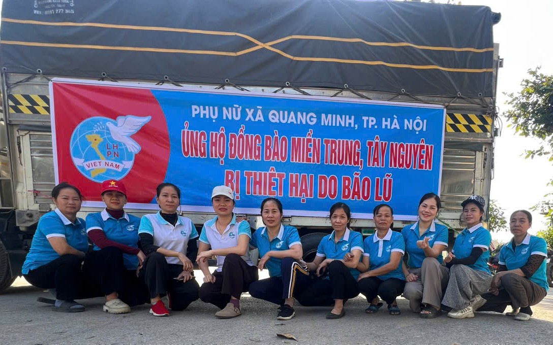 Cán bộ, hội viên phụ nữ xã Quang Minh chung tay ủng hộ đồng vào miền Trung - Tây Nguyên khắc phục hậu quả do mưa lũ