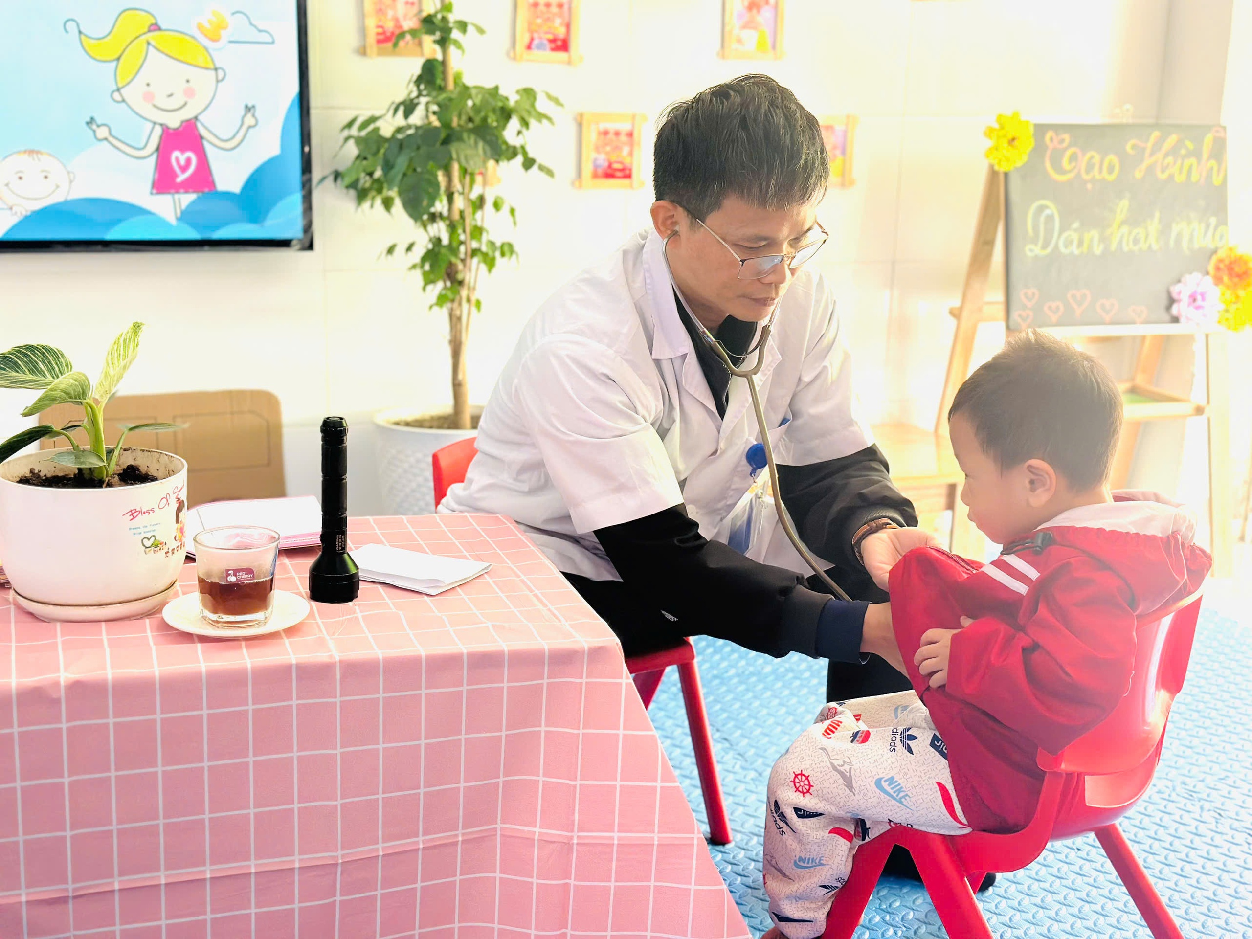 Xã Thượng Phúc tổ chức khám sức khoẻ cho học sinh mầm non- Ảnh 16.